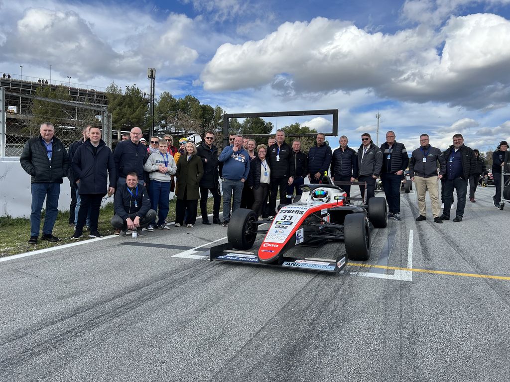 Mikkel Gaarde Pedersen var omgivet af en række af sine sponsorer på gridden
(Foto: GP Racing Mikkel Pedersen)
